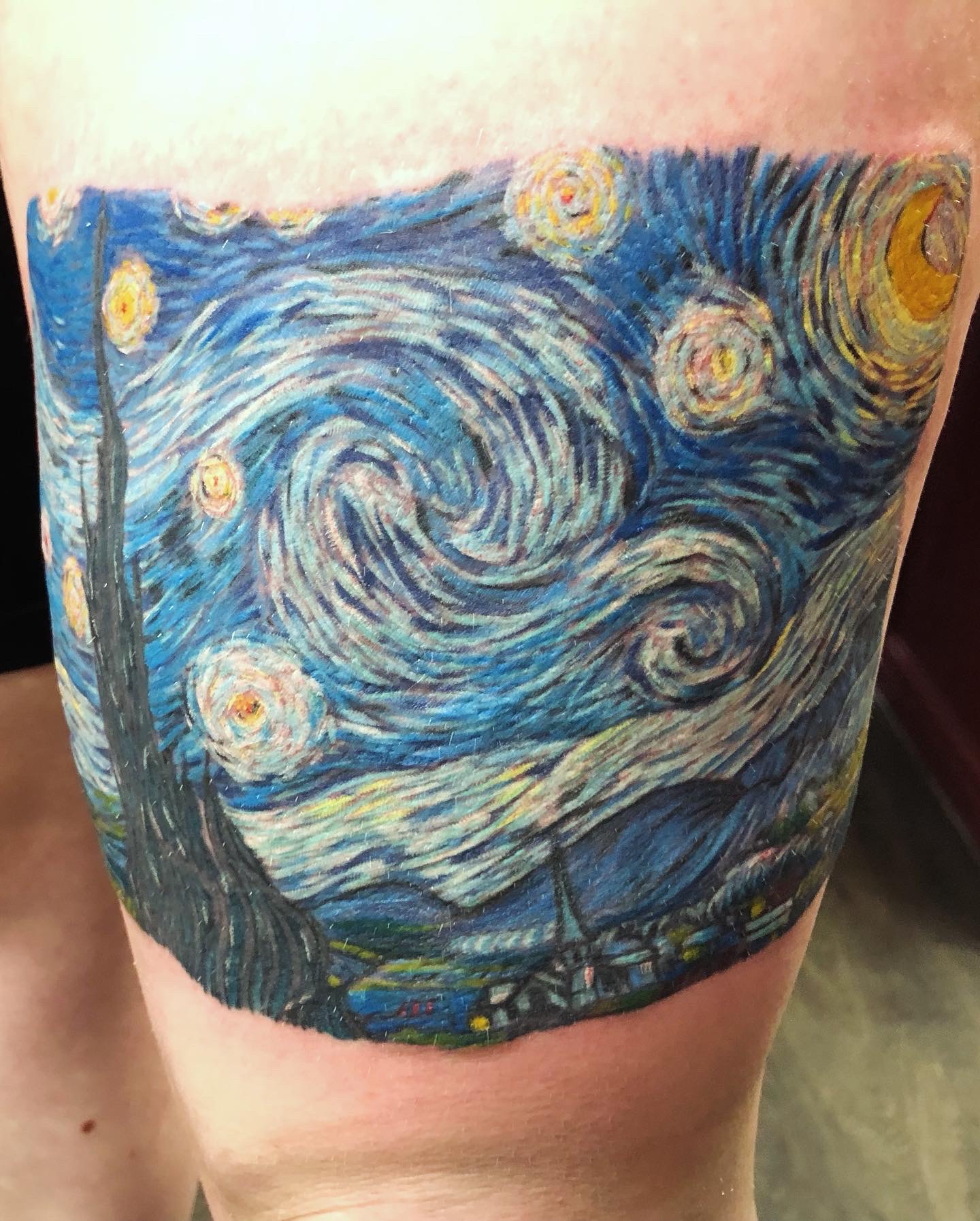 Colour reproduction of Van Gogh's Starry Night on upper thigh by Jin